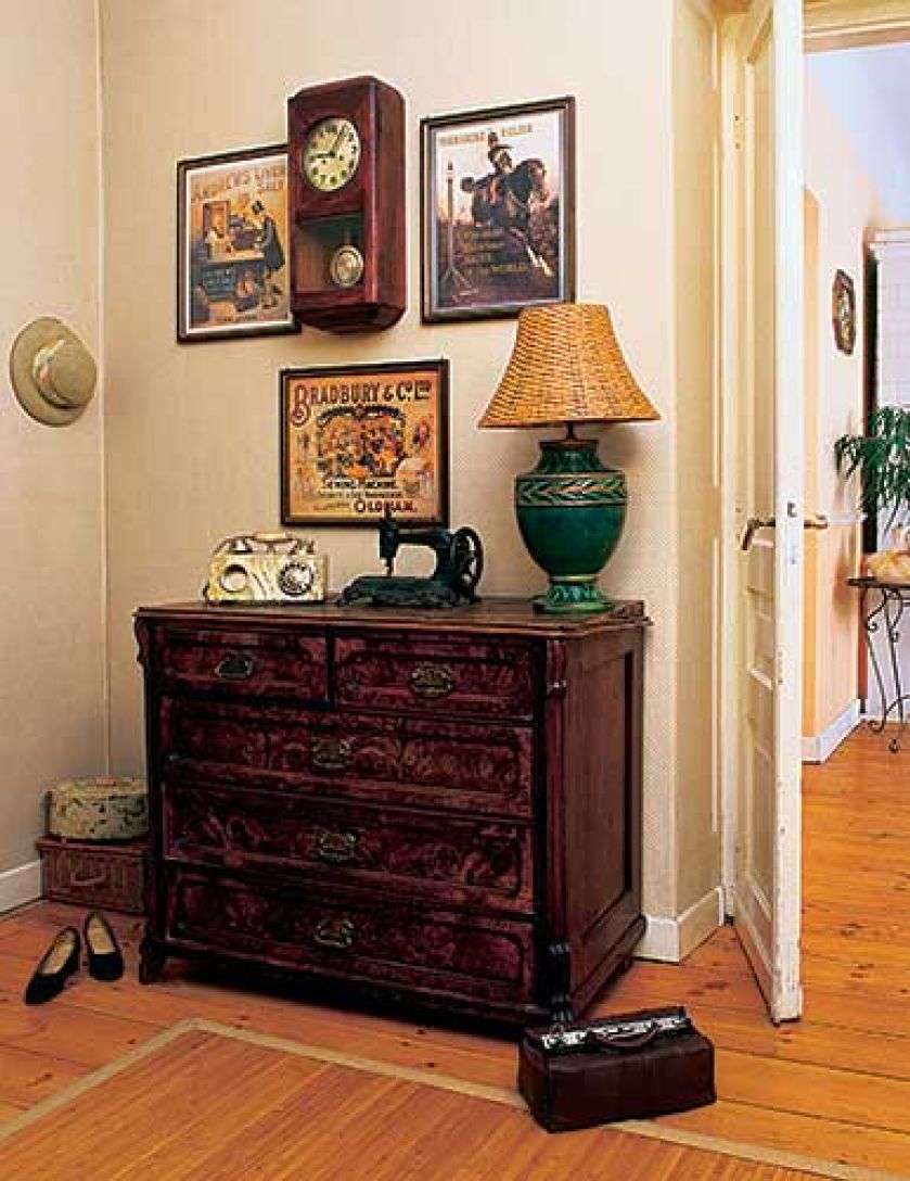 Na komodzie stoją stylowe dodatki nadające wnętrzu klimatu.