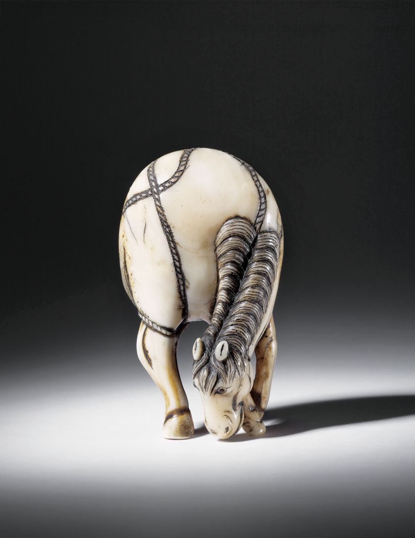 Pasący się koń , kość słoniowa, XVIII w.