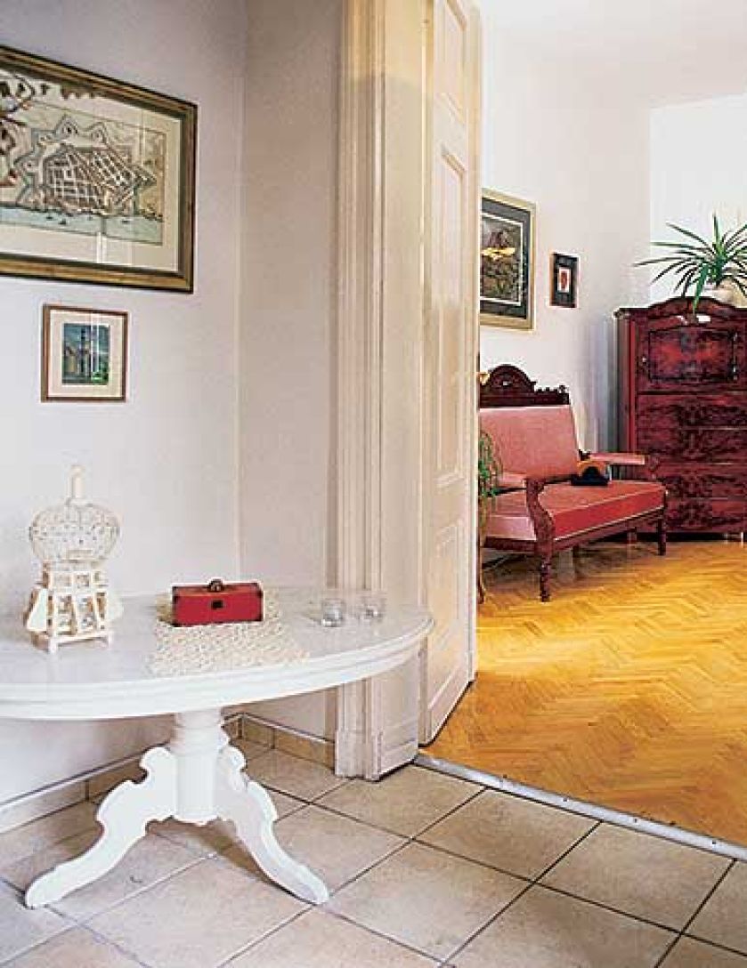 W holu stoi mały biały stoliczek. Włoska uroda