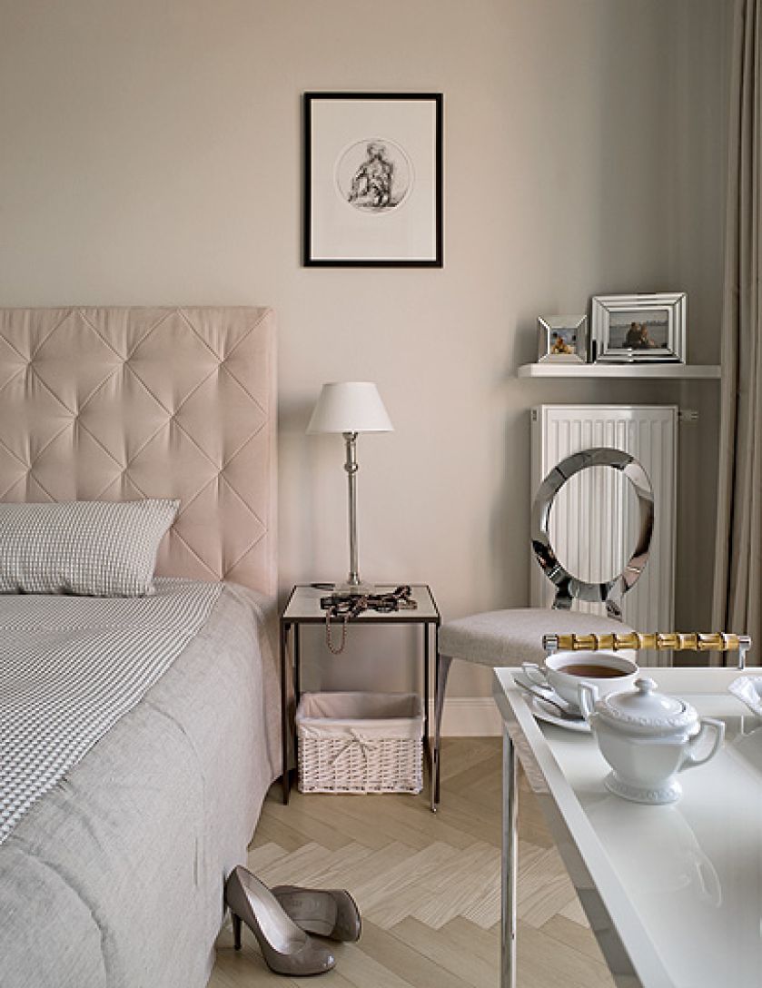 Włoski sznyt: łóżko i lustrzane stoliki.