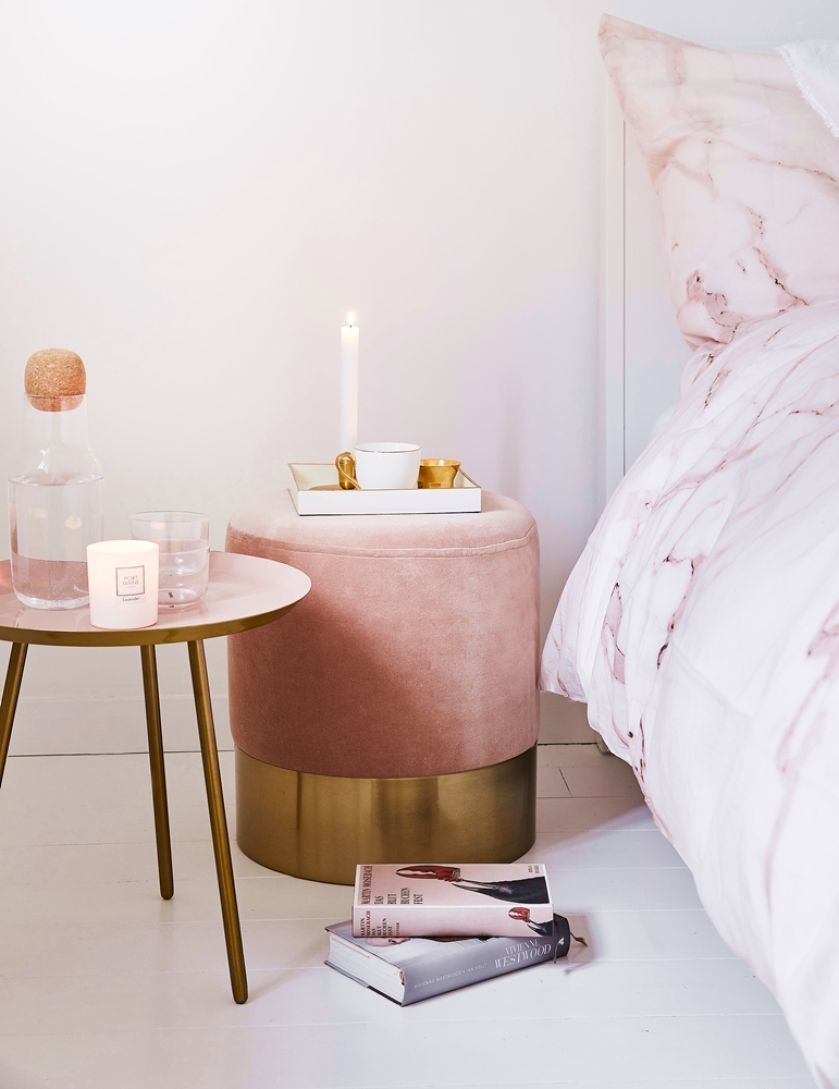 biała sypialnia z dodatkami w kolorze pudrowego różu