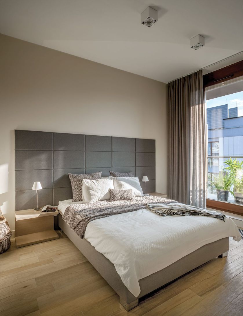 Zagłówkiem łoża w stylu hotelowym (na tapicerowanej ramie) są antracytowe panele przyklejane do specjalnego stelażu.