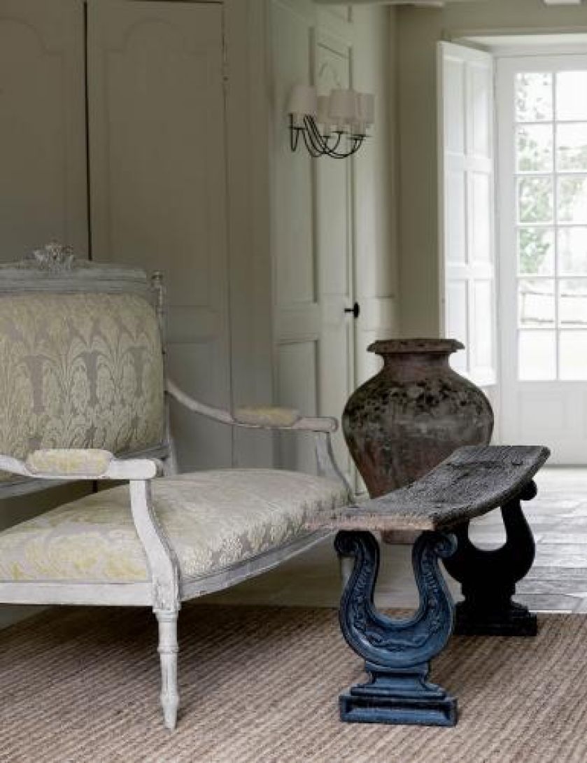 W holu stoi jasna ławka. Zameczek dla dwojga