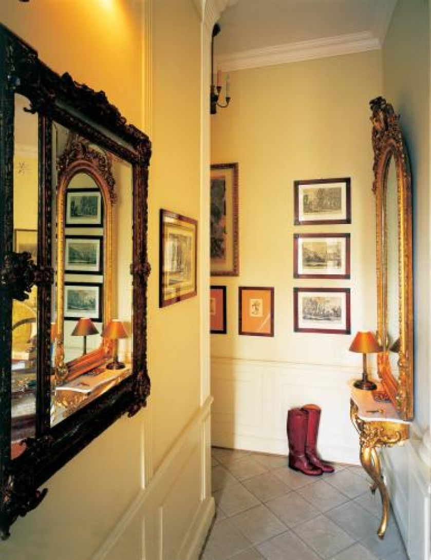 Ważne miejsce w holu zajmuje złocona konsola z lustrem- rodzinna pamiątka. Ryciny z kolekcji Kostki