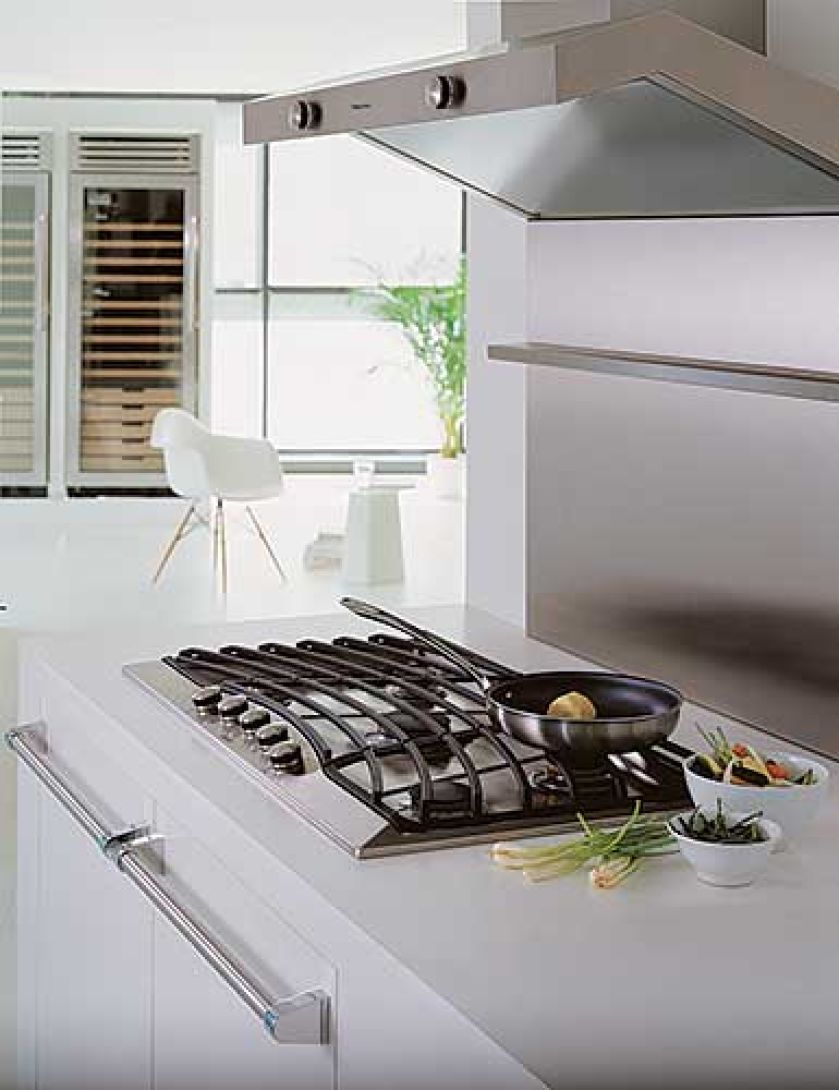 Za kratkami . Mosiężne palniki ukryte są pod żeliwną pokrywą powlekaną porcelaną. VIKING