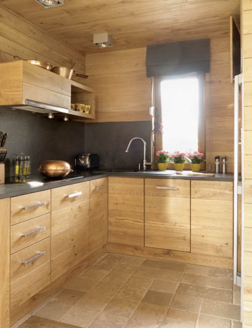 Meble zrobion z dębowych desek, tak samo jak okładzina na ścianach.