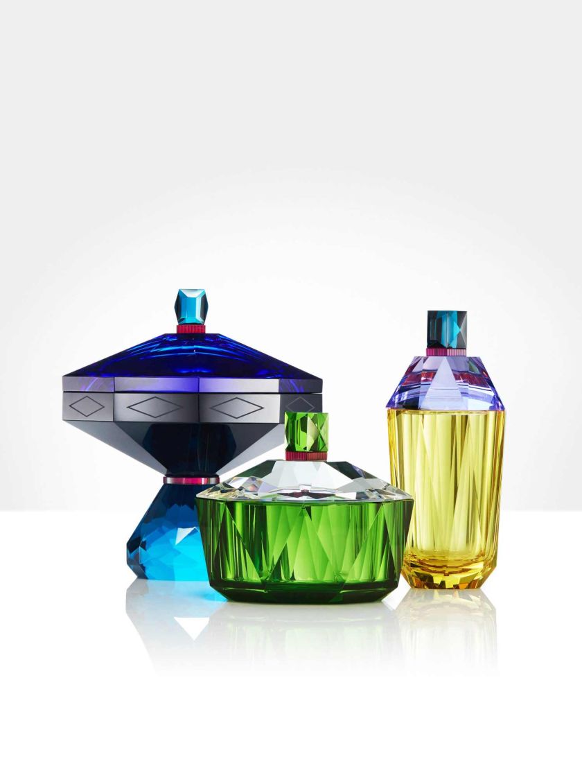 Ubierają domy w najpiękniejszą biżuterię z kryształów i ciętych luster, i marzą, żeby kiedyś zobaczyć ją w Pałacu Buckingham,