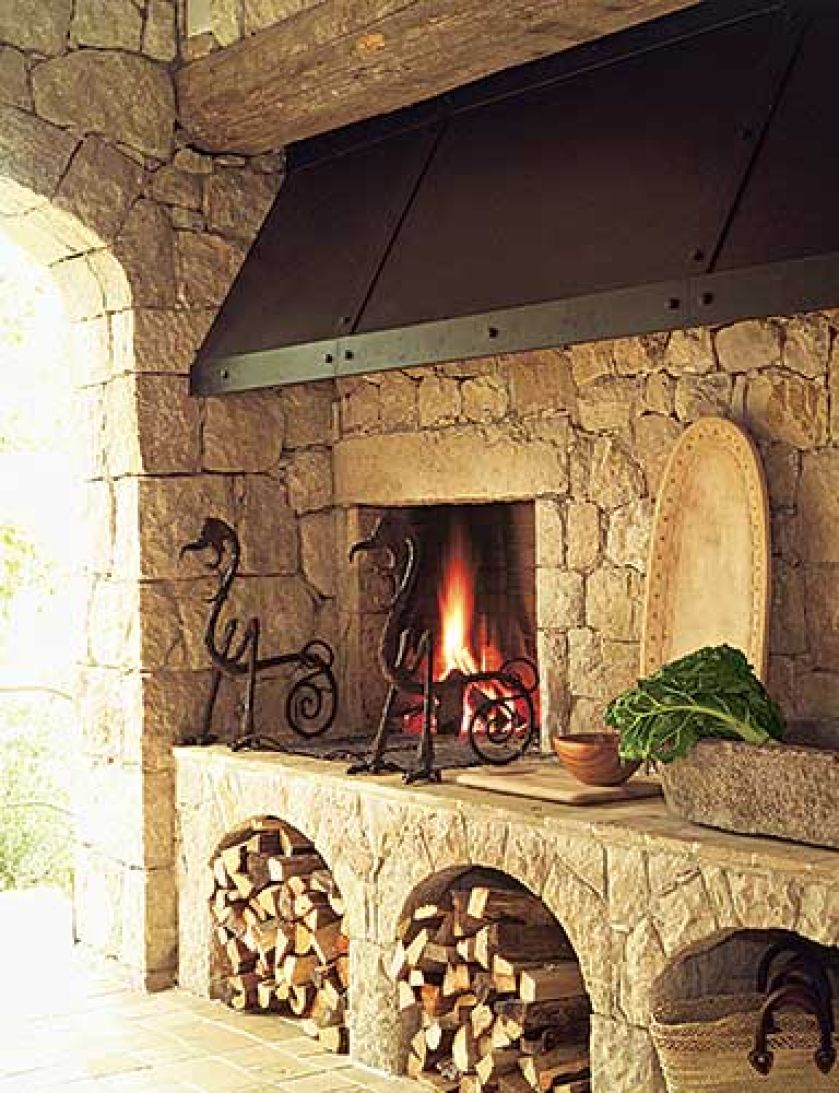 Kiedy gospodarzom znudzi się gotowanie w domu, przenoszą się do swojskiej kuchni na świeżym powietrzu. Na ogniu upichcą jakiś