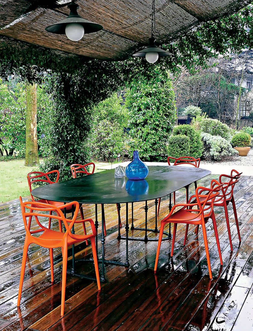 Dizajnerskie krzesła Philippe’a Starcka zrobione z polipropylenu mogą być w różnych kolorach: od białego,