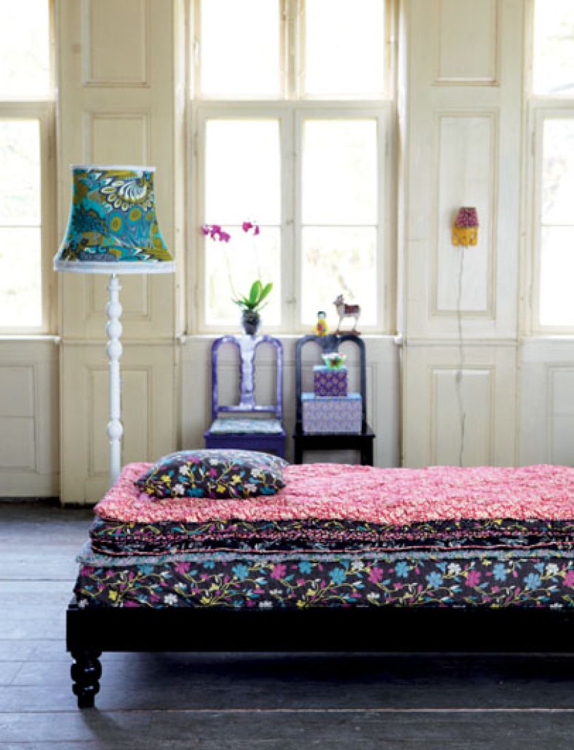 Kolorowe tkaniny rozweselają wnętrze. Aranżacja SCANDI DECOR.