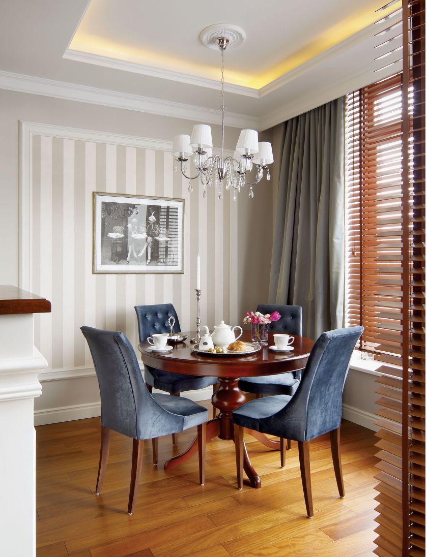 Mała jadalnia idealnie pasująca do całego apartamentu: ciepła, przytulna, klasyczna.