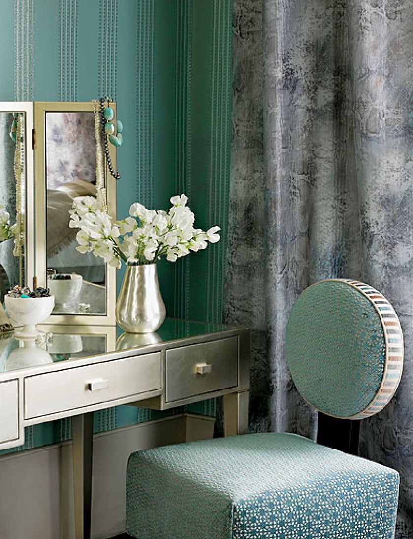 Rolka tapety Papillons z kolekcji Cabochon kosztuje 724 zł. Krzesło obite tkaniną Tarkashi (407 zł/za metr).