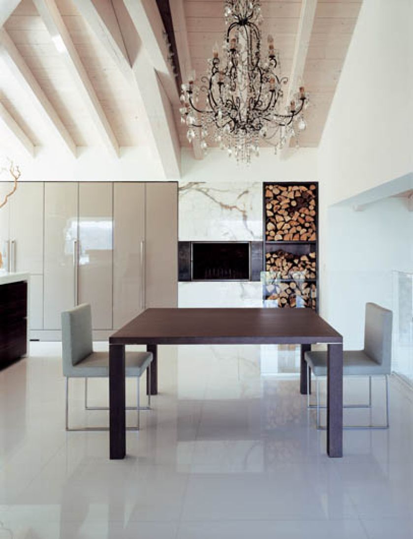 Stół Ella zaprojektowany przez Fabrizio Ballardiniego dla Seven Salotti.