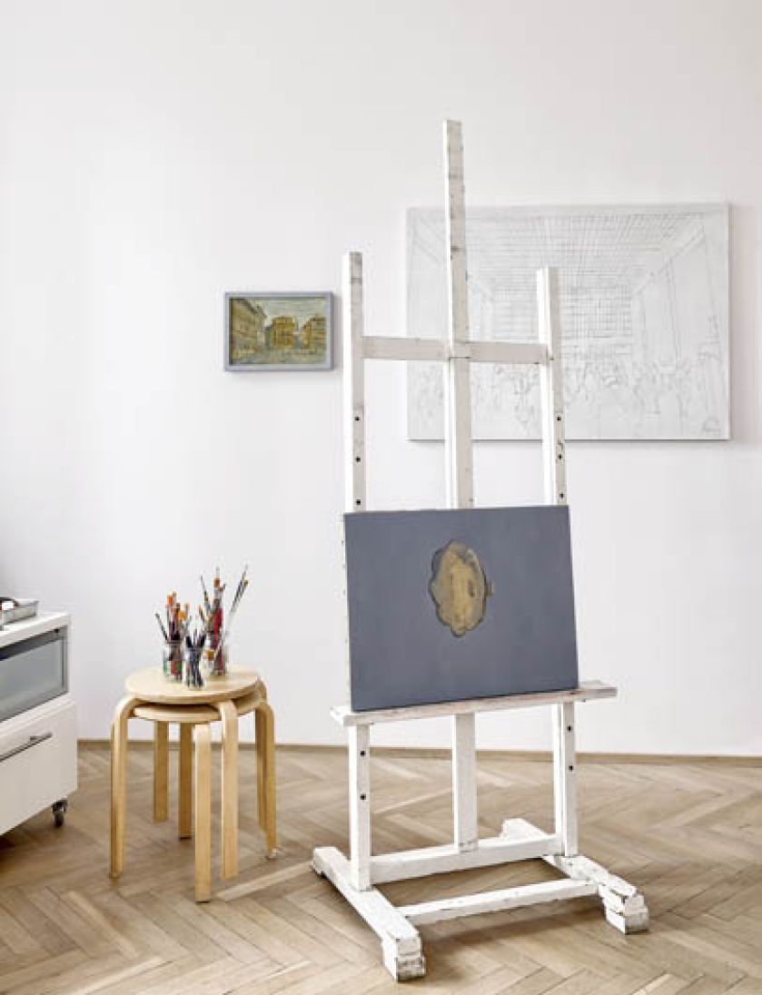 Sztalugi zostały ustawione w północnym krańcu pomieszczenia, a część relaksowa – od południa.