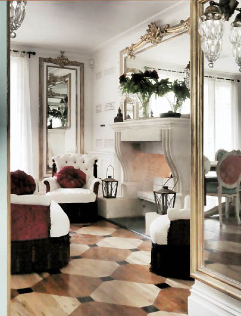 Inne abażury projektantka ozdabia kryształkami i piórkami.