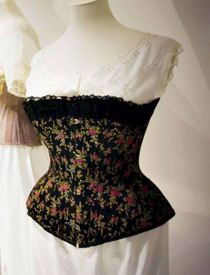 Jedwabny gorset na fiszbinach, 1800 r., Fashion Museum, Bath, Anglia.