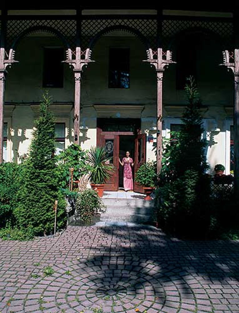 Magda przed wejściem do willi. Włoska uroda