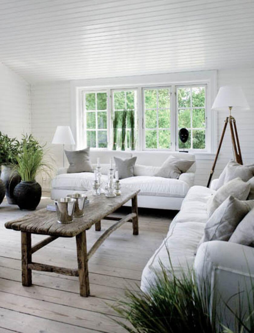 Noga lampy, która stoi w rogu salonu, zrobiona została ze starej podstawy pod lunetę.