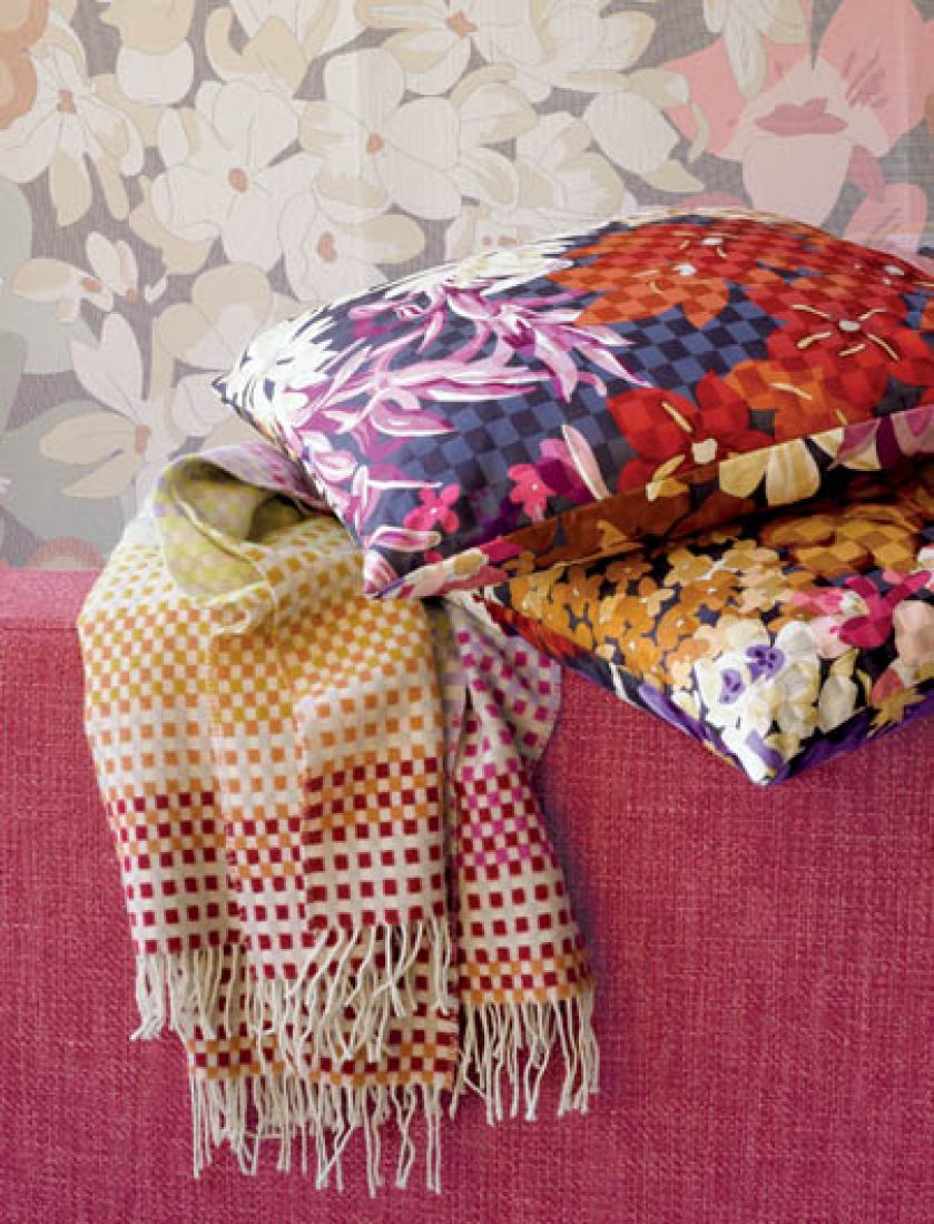 Poduszki Lobelia wyglądają jak z jedwabiu, tymczasem są bawełniane. Pled pochodzi z kolekcji Luz. Missoni