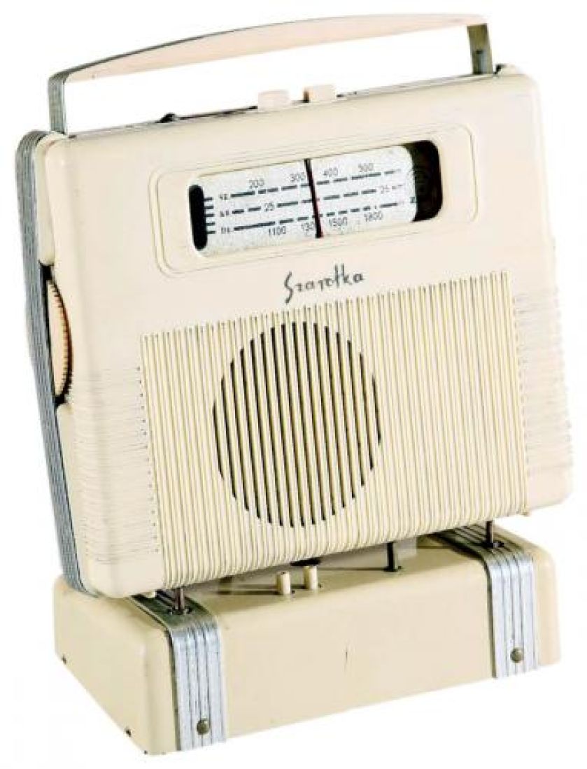 Szarotka – pierwszy polski powojenny odbiornik turystyczny produkowany przez Zakłady Kasprzaka, fot. FORUM