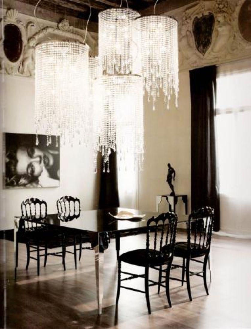 W stylu glamour: za stół Yves ze szklanym blatem zapłacimy 14 100 zł, rzeźbione krzesło Jasmine - 3150 zł,