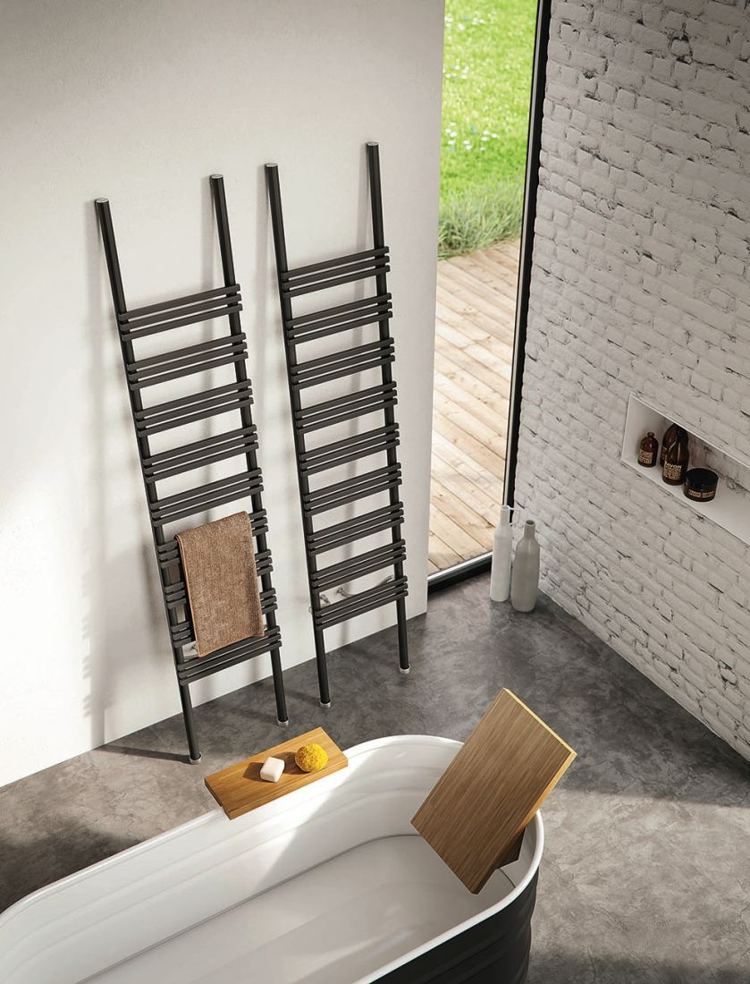 PIOLI, grzejnik-drabinka może być powieszony na ścianie albo o nią oparty, ANTRAXPOLSKA, kalmar.waw.pl