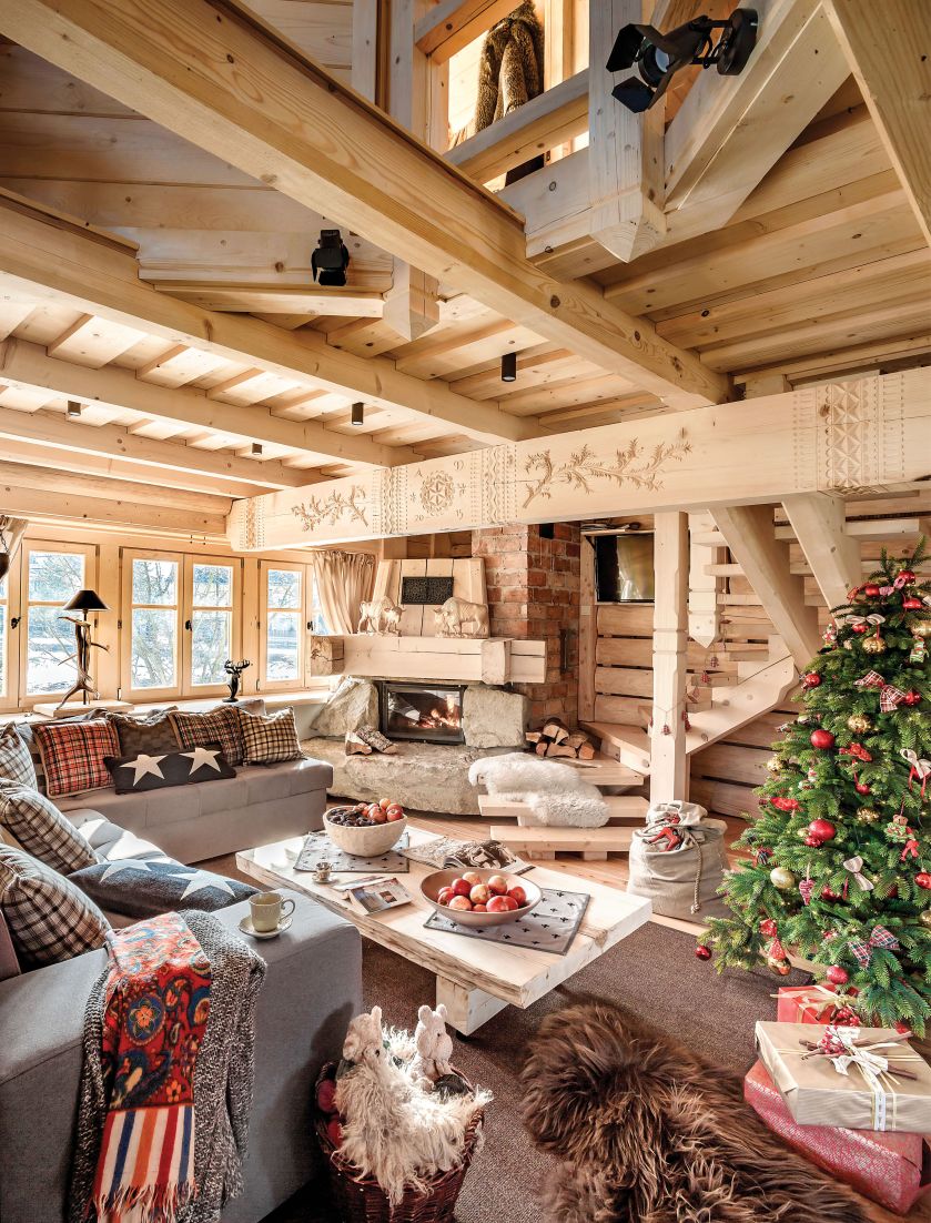 Architektka poświęciła jeden pokój na malowniczą dziurę w suficie, przez którą z góry można podziwiać salon i kuchnię.