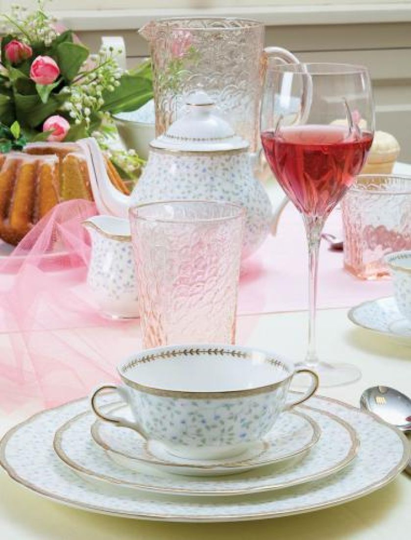 Flores z porcelany bone china: zestaw obiadowy na dwanaście osób- 3000 zł, zestaw do herbaty- 1540 zł. VILLA ITALIA