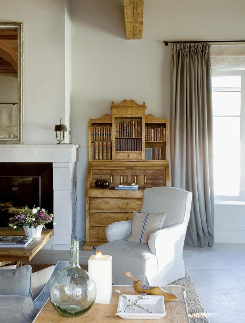 Ten dom urządzony w stylu prowansalskim to dużo lnów, przecieranek i porcelanowych kolekcji. Antyki w