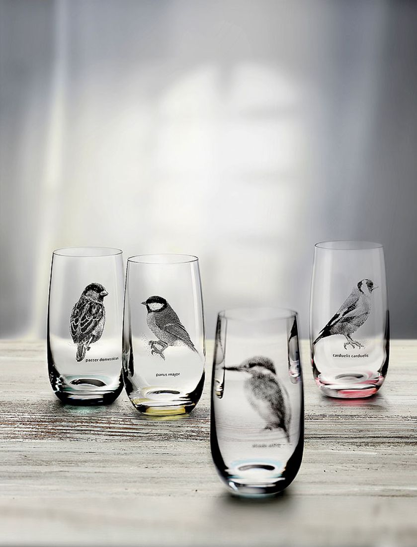 Szklanki z rozpikselowanymi obrazkami ptaków.