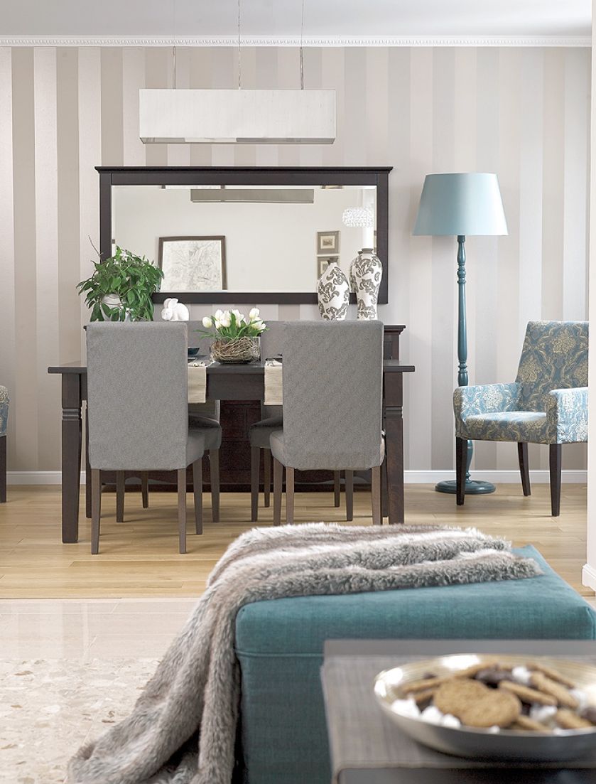 Futrzany koc na pierwszym planie, zastawa stołowa i kwieciste wazony - Almi Decor, dywan w salonie - Belbazaar.