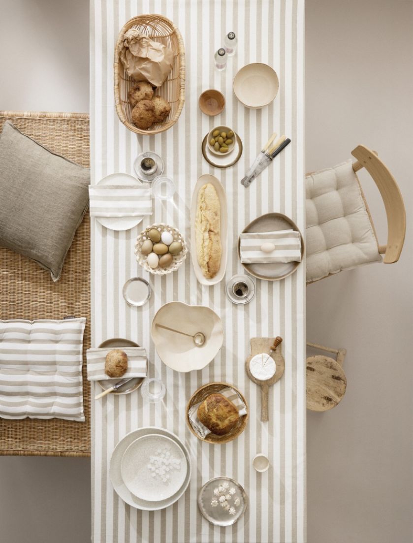 wielkanocne dekoracje stołu w skandynawskim stylu