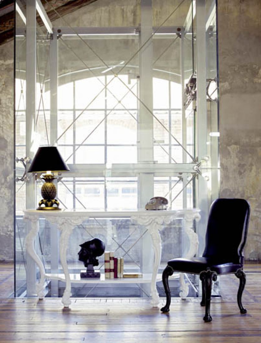 Klasyka w nowoczesnym wydaniu - biała konsola z czarnym krzesełkiem. CHELINI