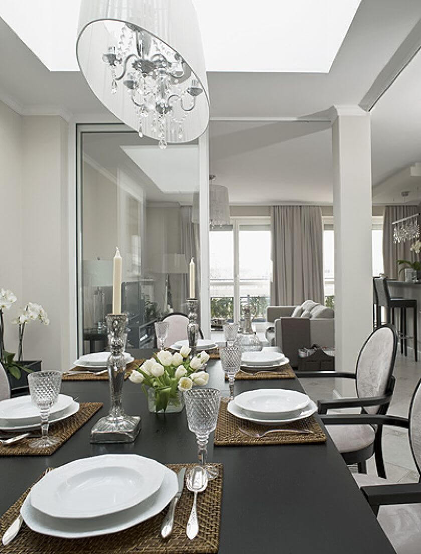 Stół wenge dobrze się prezentuje w jadalni z przeszklonym dachem.