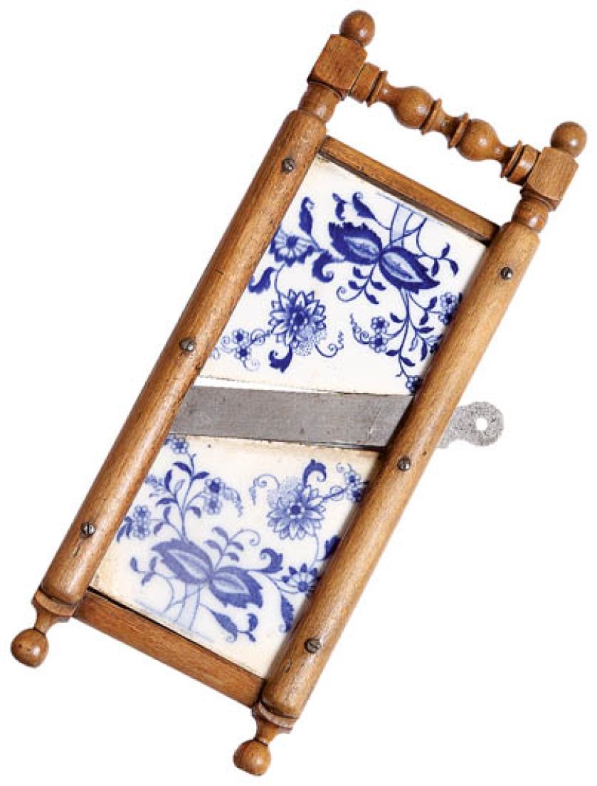 Szatkownica ceramiczna, wzór tzw. cebulowy, początek XX w., Muzeum Historyczne Miasta Krakowa, fot. A. Wojtuń/Green Carrot.