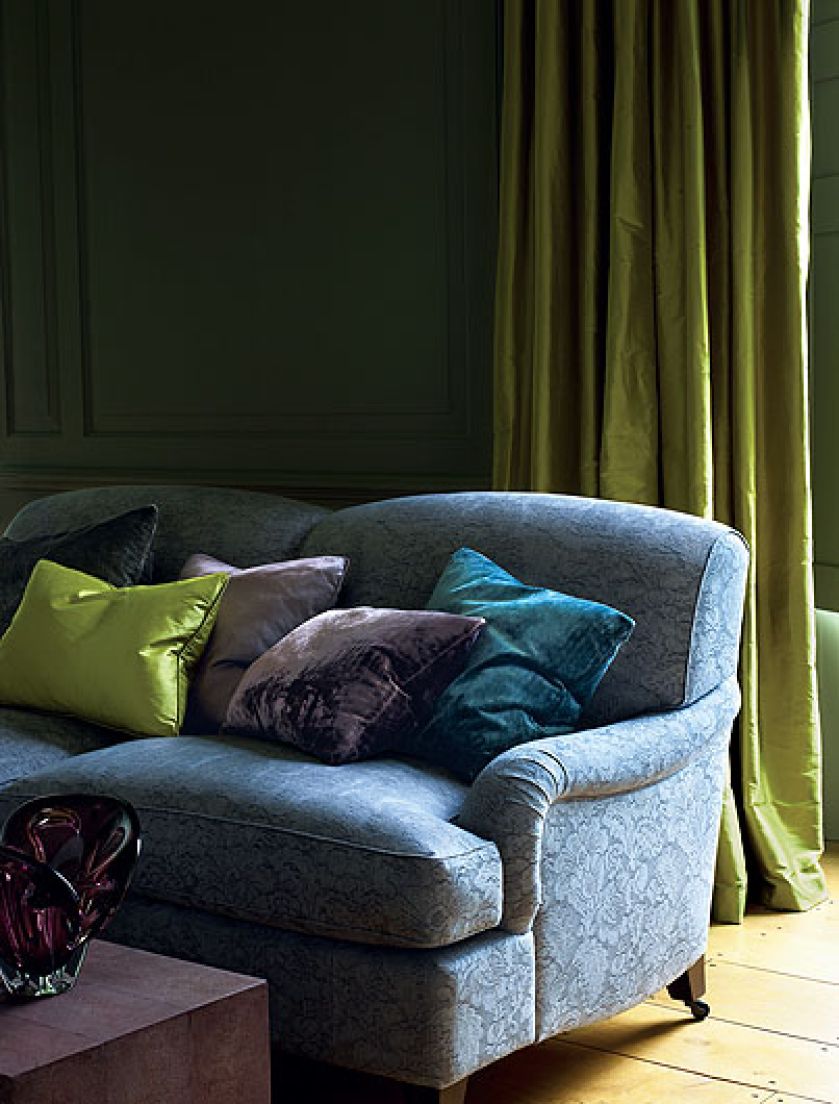 Zasłony Lucerne kosztują 254 zł za metr, tkanina Ruskin na sofie – 423 zł za metr. Colefax