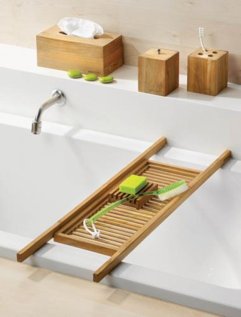 Dodatki? Najlepiej z tropikalnego drewna tekowego, które odporne jest na wilgoć. Półka na wannę - 201 zł, pojemnik na