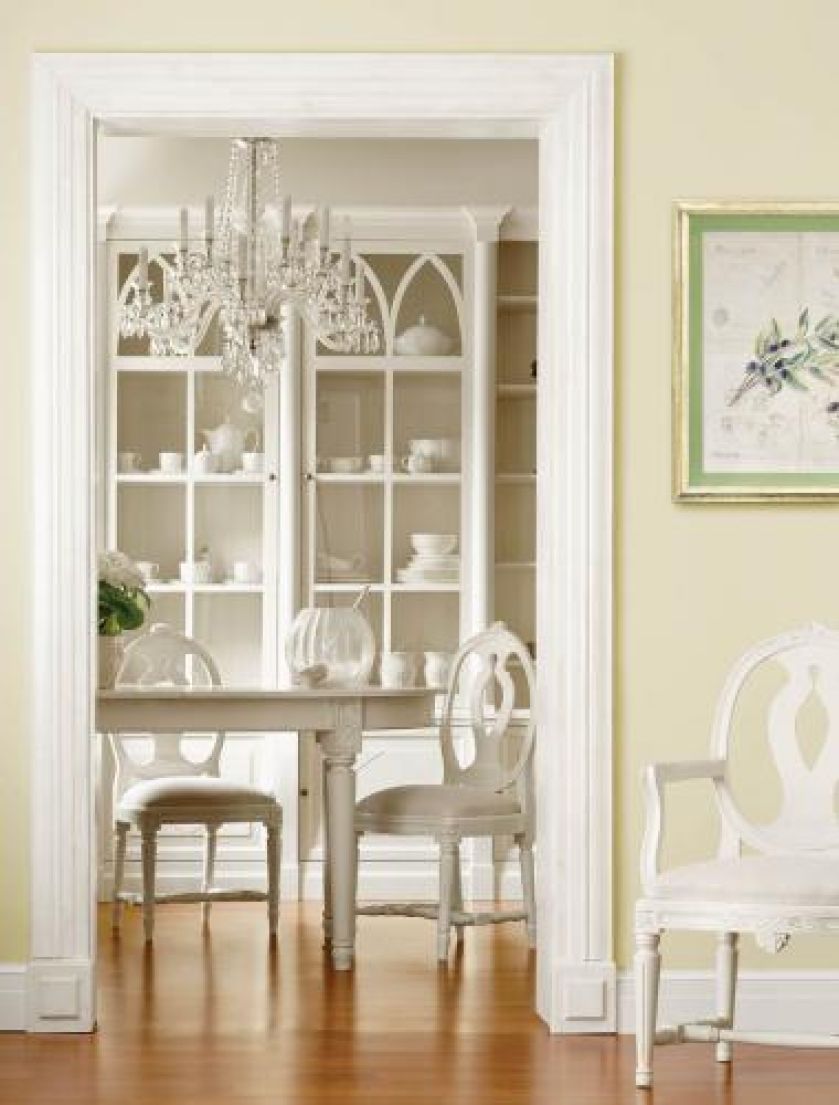 W stylu gustawiańskim: ręcznie malowany i patynowany stół z olchy kosztuje 4950 zł, krzesło Svenska - 1550 zł. FABRYKA WNĘTRZ