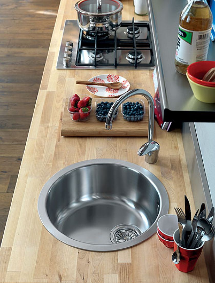 Do okrągłego zlewu wybierzmy baterię z obłościami. Sutherland (mosiądz chromowany) kosztuje 271 zł. FRANKE