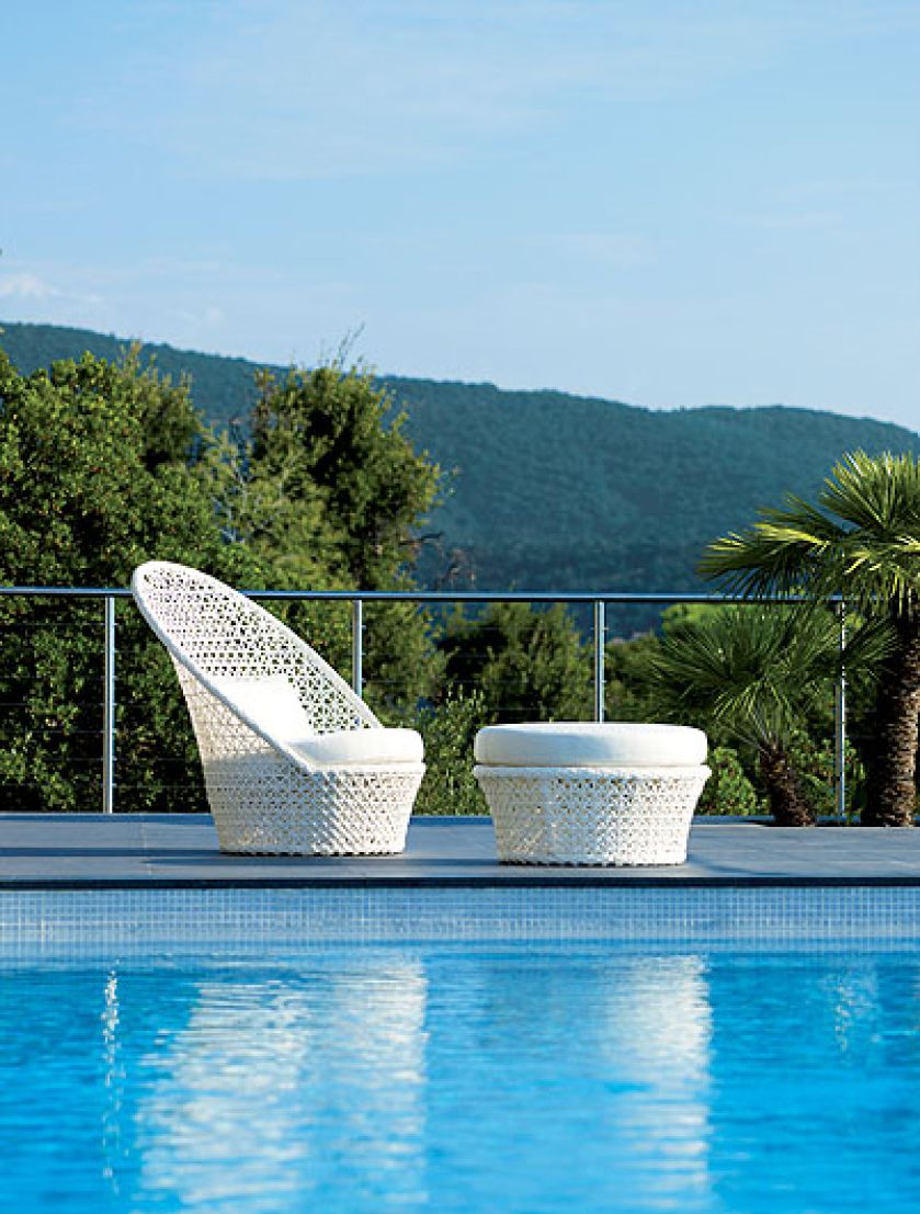 Fotel Kingston sunchair od Cane Line. Cena – 5200 zł plus podnóżek za 1400 zł. WILLOW HOUSE