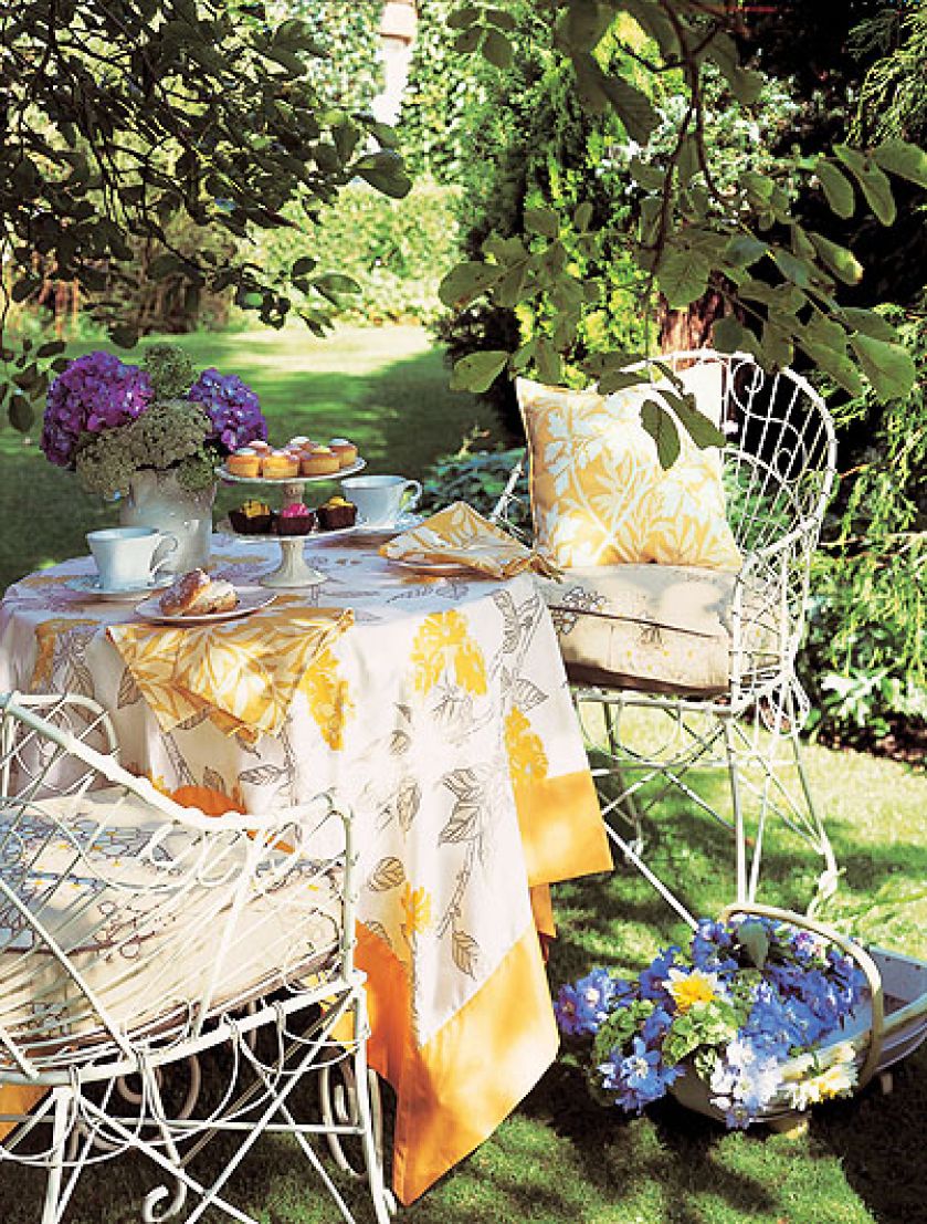 Na stole tkanina marki Villa Nova, kosztuje 300 zł. DECODORE