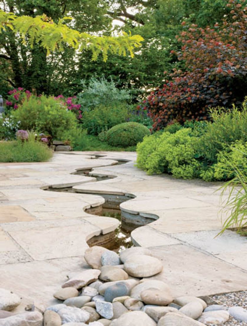 W piaskowcu wykuto romantycznie wijący się strumyk.