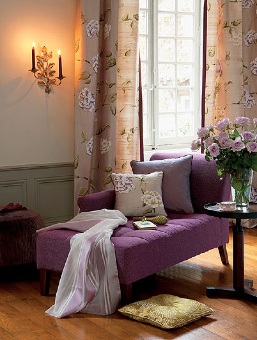 Zasłony Sahara Bernardt – jedwab za 520 zł. Na sofie tkanina Vague (poliester z wiskozą) za 649 zł. Etamine. DECOON