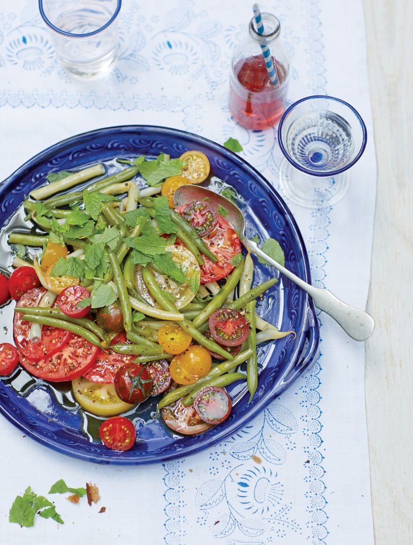 letni obiad w ogrodzie sałatki