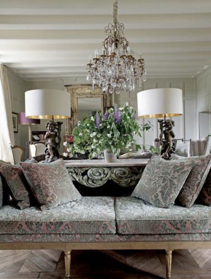 Na rekamierze leżą poduszki. Zameczek dla dwojga