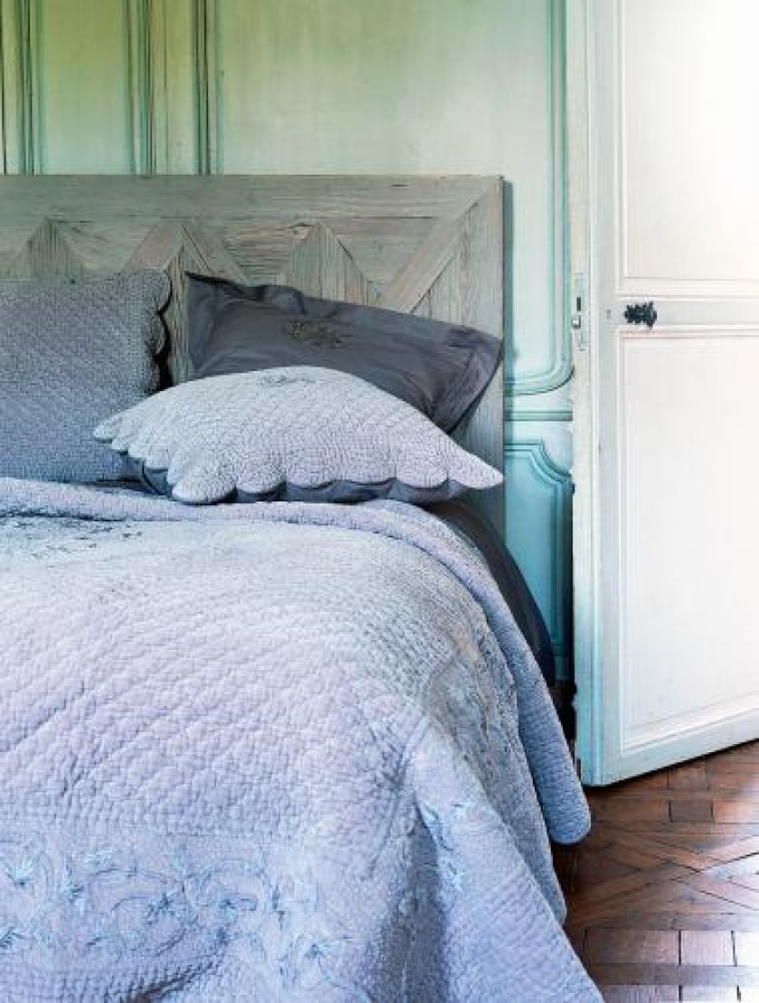 Wraca moda na puchowe piernaty, poduchy, pledy, kapy, falbany, koronki...