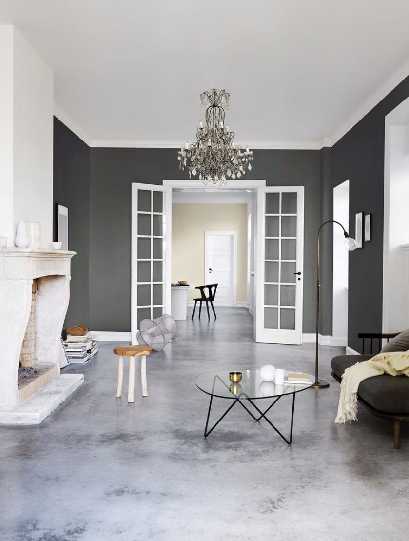 Mode kolory ścian: ściany pomalowane na szaro farbą marki FLÜGGER