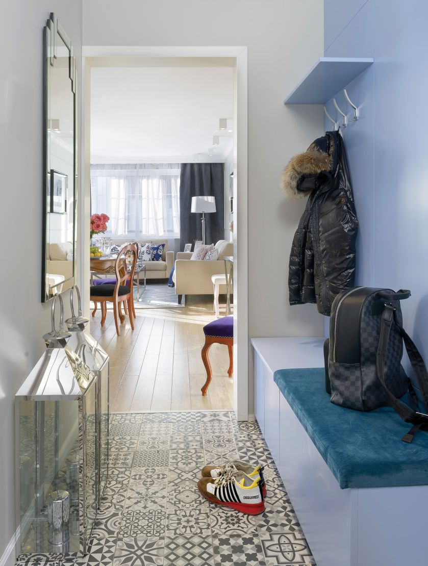 W niewielkim przedpokoju idealnym rozwiązaniem okazało się siedzisko z szafką pod spodem.