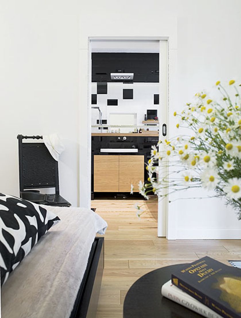 Łazienka przy sypialni gospodarzy utrzymana w czerni i bieli.