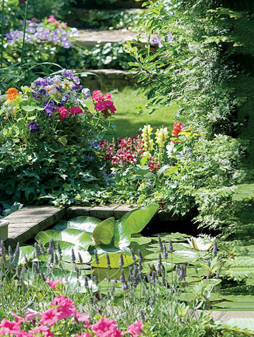 Otoczone klinkierowymi cegłami, na tyle głębokie, że ukochane przez panią Barbarę lilie nie marzną zimą, bo schowane są pod